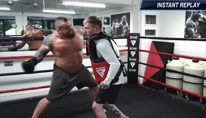 Гімнаст вирішив випробувати на собі удар найсильнішої людини на планеті: відео його польоту на ринзі стало вірусним