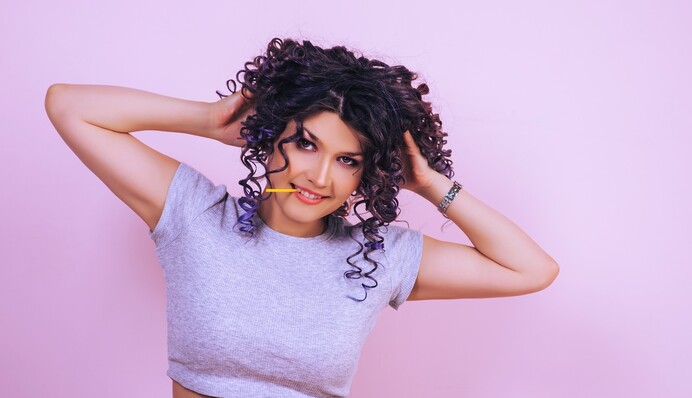 Як пряме волосся перетворити на пишні кучері без хімії: прості лайфхаки