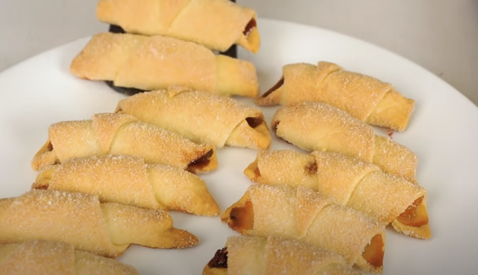 Як зробити вдома рогалики з повидлом: простий рецепт класичної випічки