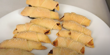 Як зробити вдома рогалики з повидлом: простий рецепт класичної випічки