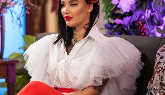 Порноактриса сама покинула 