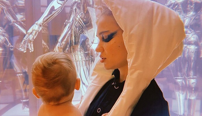 Певица Граймс показала 10-месячного сына Илона Маска, и похоже, малыш унаследовал от мамы любовь к музыке