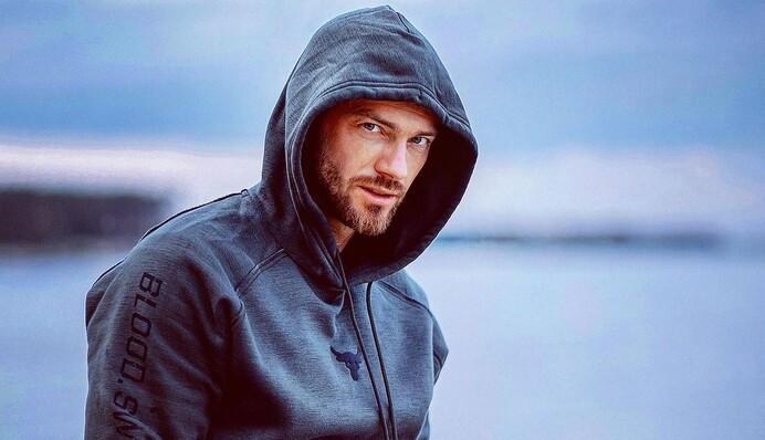 Кошевого с волосами видели, а Влада Яму с прической и монобровью? Прошлого танцор не стесняется - фото