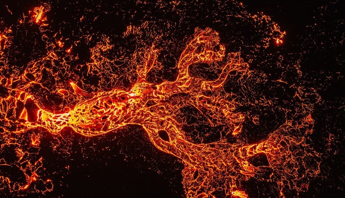 Виверження вулкана в Ісландії зняли за допомогою дрона, і в реальність цих кадрів важко повірити