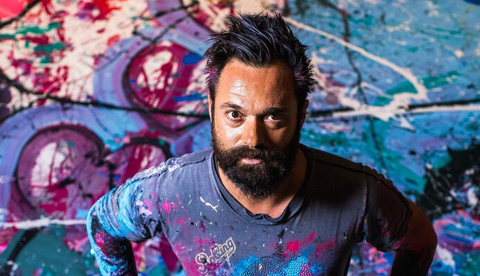 Самую большую в мире картину продали за рекордную сумму - она размером с бальный зал