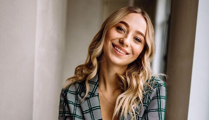 Беременная жена Виктора Павлика улетела из Украины: фото