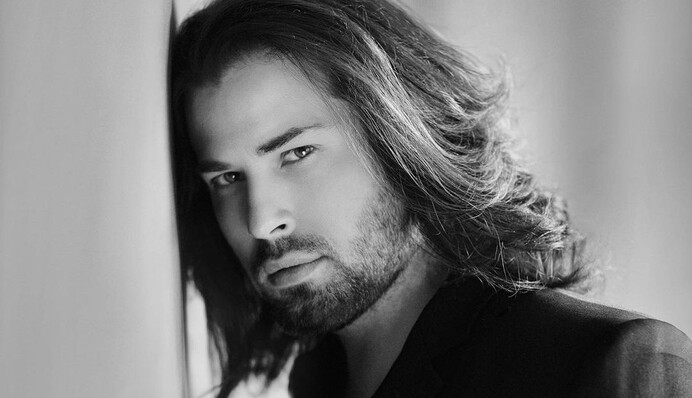 Певец Дэвид Аксельрод показал последствия коронавируса - от роскошных волос не осталось и следа