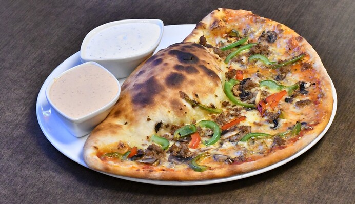 Готуємо вдома закриту піцу з начинкою: покроковий рецепт