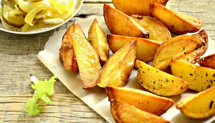 Как приготовить дома картошку по-селянски с чесноком: простой рецепт к ужину