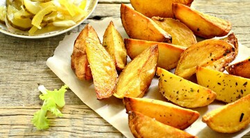 Як приготувати вдома картоплю по-селянськи з часником: простий рецепт до вечері