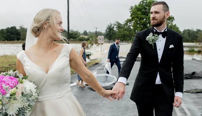 Через повінь в Австралії наречена добиралася на весілля на вертольоті, і таких фото немає ні у кого