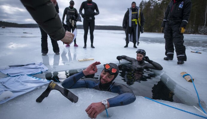 Француз пірнув у замерзле озеро і побив світовий рекорд із плавання під кригою