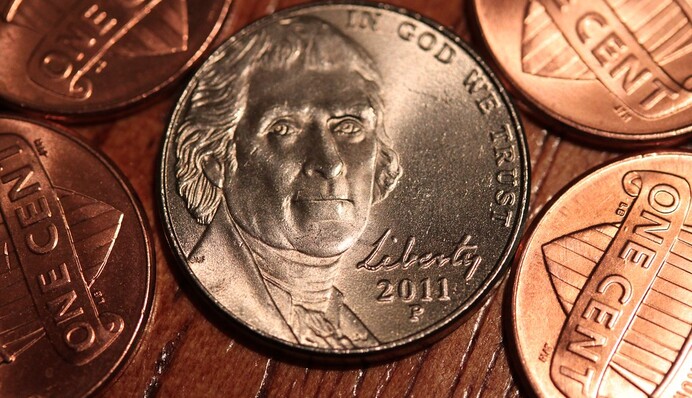 Злой босс выдал сотруднику зарплату монетами - теперь у него целая тачка центов