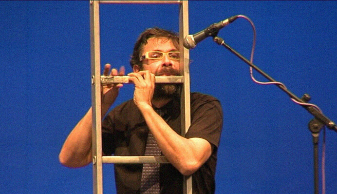 Креативний музикант робить флейти з усього - він уже зіграв на рушниці, милиці, колесі і цеглині