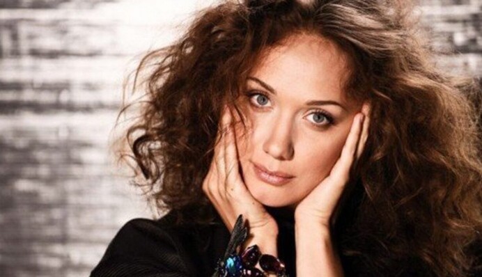 Певица Евгения Власова пришла на 