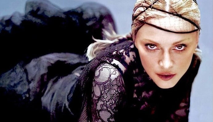 62-річна Мадонна показала фігуру в нижній білизні, ледь прикривши груди