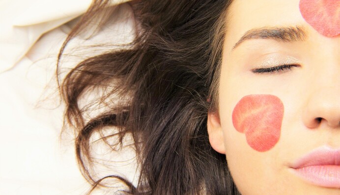 5 б'юті-фішок із TikTok, які легко повторити вдома: макіяж, укладка та догляд за шкірою