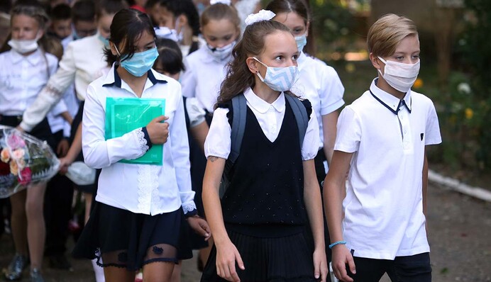8 тысяч маме или новая вспышка коронавируса: почему младшие классы ходят в школу