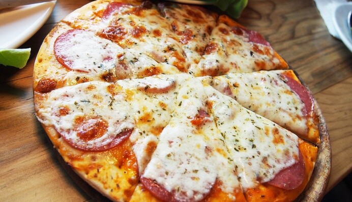 Как приготовить быструю пиццу на сковороде: рецепт на 15 минут