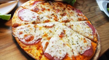 Як приготувати швидку піцу на сковороді: рецепт на 15 хвилин