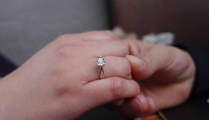 Украинский корреспондент сделал предложение девушке в прямом эфире вечернего выпуска новостей: видео