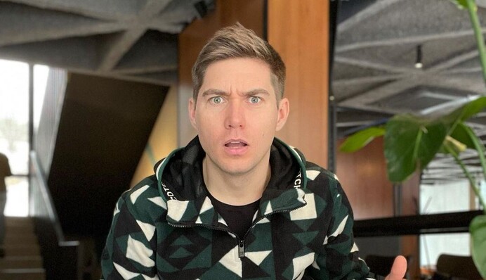 Поховали не ту бабусю: Володимир Остапчук висміяв таблоїди за курйозну помилку у новинах