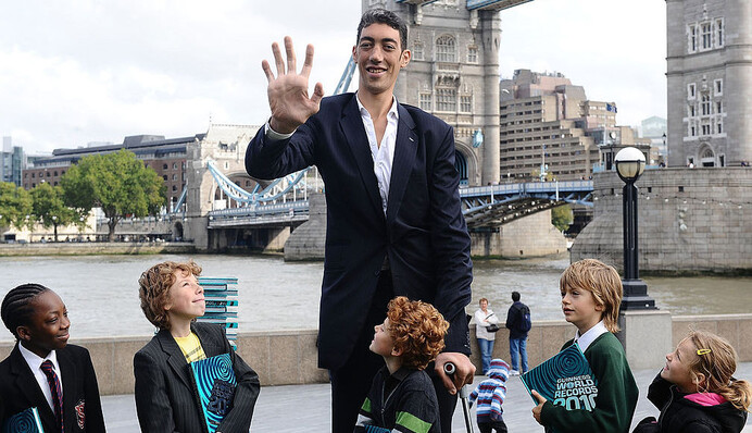 Більше ніж фото: найвища людина в світі тримає звичайну банку Pepsi