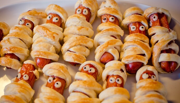 Готуємо вдома сосиски в тонкому тісті: простий рецепт ситної закуски