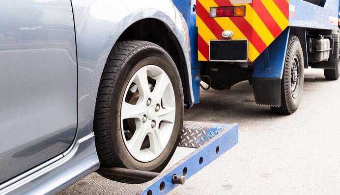 Пенсіонерка не сплатила за парковку, і евакуатор наспів тут же. Але людям смішно: просто погляньте на транспорт бабусі