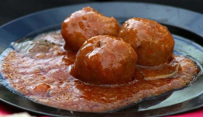 Как приготовить тефтели с рисом в томатном соусе: простой рецепт к ужину