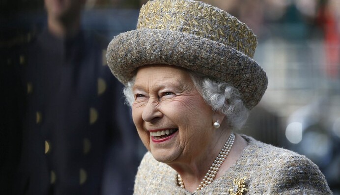 Королева Єлизавета вперше за 5 місяців з'явилася на публіці, і її весняний капелюшок всіх зачарував