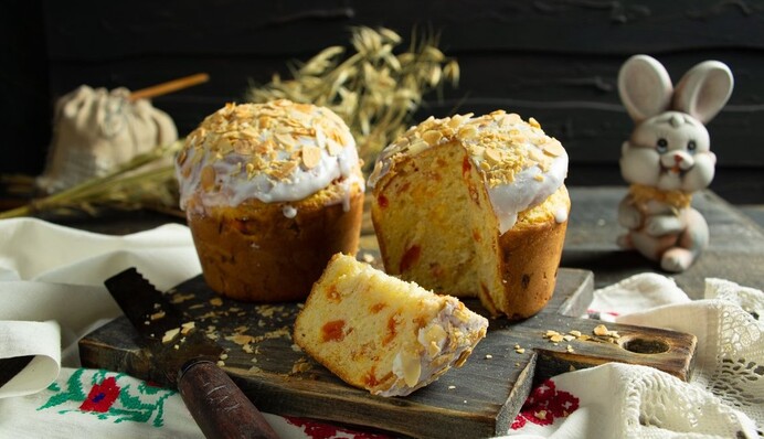 Печемо паску з мигдалем і родзинками: оригінальний рецепт до свята