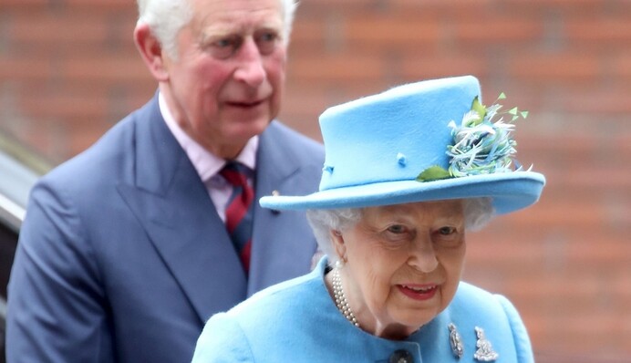 Королевская семья поделилась снимками Елизаветы II с принцем Чарльзом - как выглядят мама и сын на прогулке