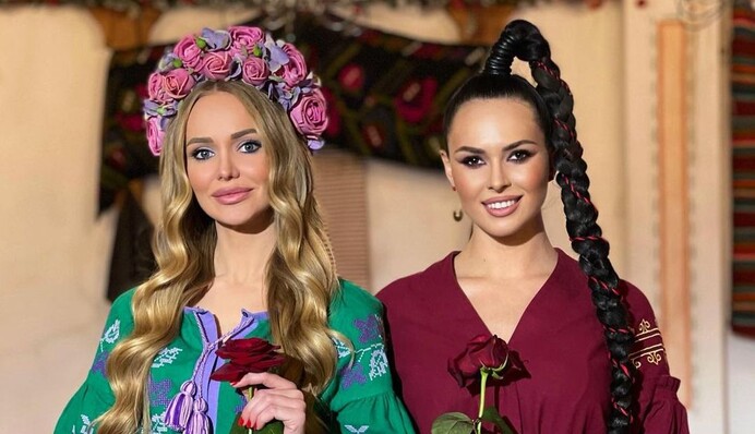 Двух участниц 