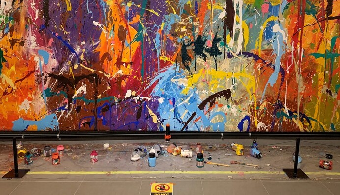 Пара случайно испортила картину за сотни тысяч - они не поняли, что это современное искусство