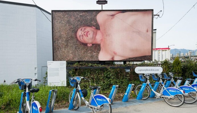 Канадські рекламщики завісили борди знімками сплячих людей, але креатив не оцінили - їх сприйняли за небіжчиків