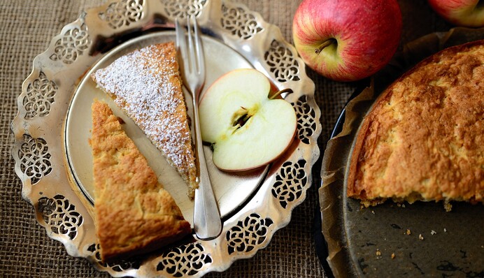 Печем дома классическую шарлотку с яблоками: подробный рецепт