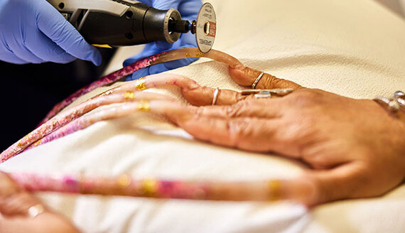 Жінка з найдовшими нігтями в світі обрізала їх вперше за 28 років: фото