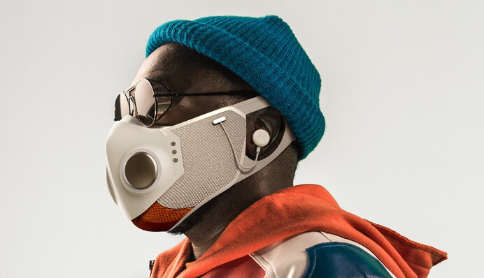 Дизайнер костюмів Marvel створив хайтек-маску з функцією прийому дзвінків, і це мода епохи ковіду