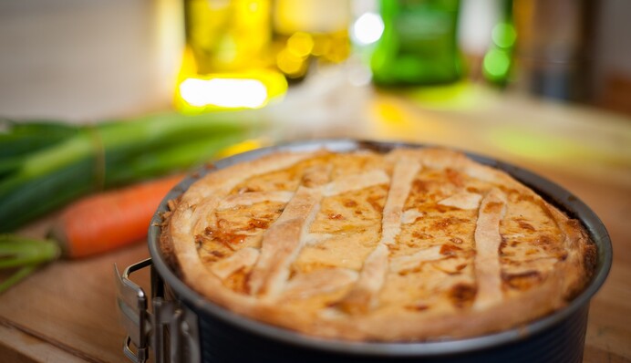 Печем дома пирог с мясом и грибами: простой рецепт для ужина