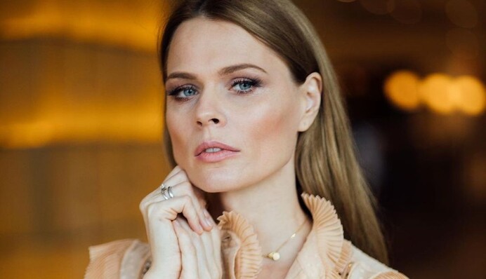 Ольга Фреймут рассказала, как правильно чесаться при посторонних, но очередной урок этикета вызвал лишь смех