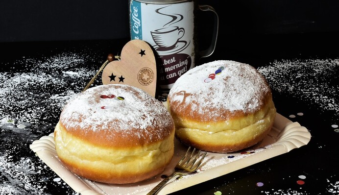 Готовим дома сладкие пончики на кефире: простой рецепт на выходные