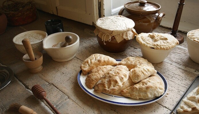 Как приготовить домашние чебуреки с мясом и зеленью: простой рецепт на 40 минут