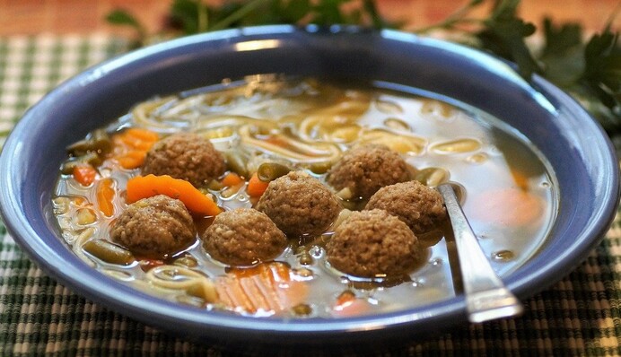 Готовим дома легкий суп с мясными фрикадельками: подробный рецепт на 30 минут