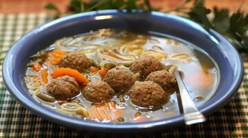 Готовим дома легкий суп с мясными фрикадельками: подробный рецепт на 30 минут