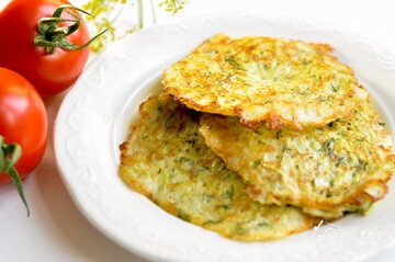 Как приготовить оладьи из кабачка с хрустящей корочкой: простой рецепт