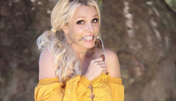 Бодипозитивная Бритни Спирс примерила обтягивающий комбинезон и призвала радоваться жизни: видео
