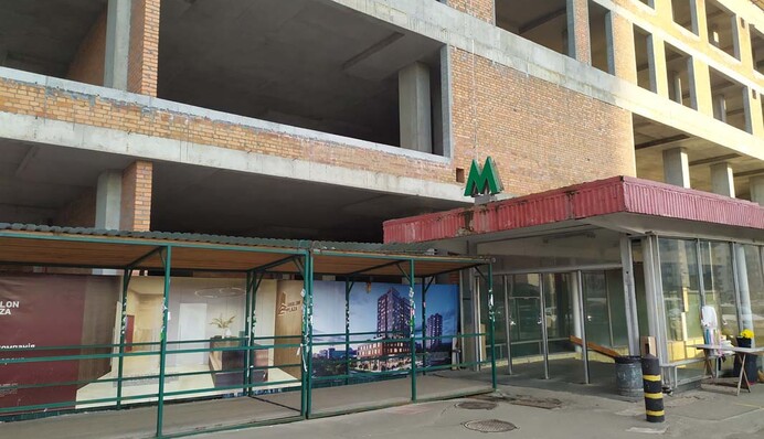 Из квартиры на поезд: кому и зачем понадобился жилой дом над метро в Киеве