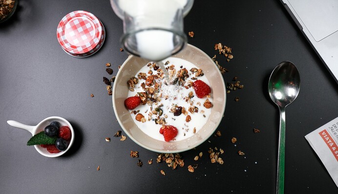 Как вкусно позавтракать гранолой: 3 простых рецепта на каждый день