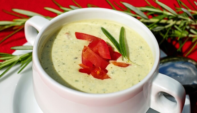 Как сделать окрошку на квасе: простой рецепт сезонного блюда